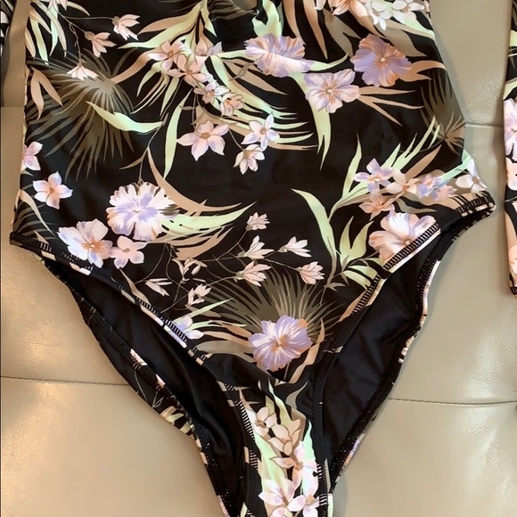 Volcom swimwear bodysuit - Picture 5 of 10